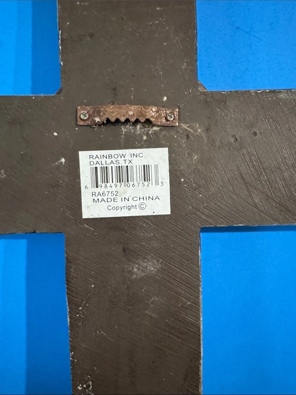 Rustic Western-style wall cross horseshoes design